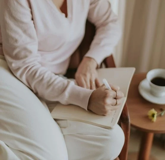 donna scrivendo un diario